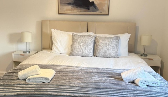 Modern & Comfortable Stay in Patchway, Bristol | Near Cribbs Causeway/Aztec in Patchway