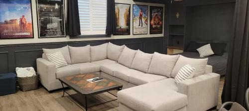 Modern Loft with Immersive Theatre Experience in Milton