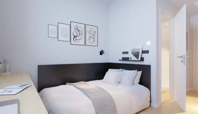 Modern Room with Wi-Fi in Pamplona, Sleeps 2
