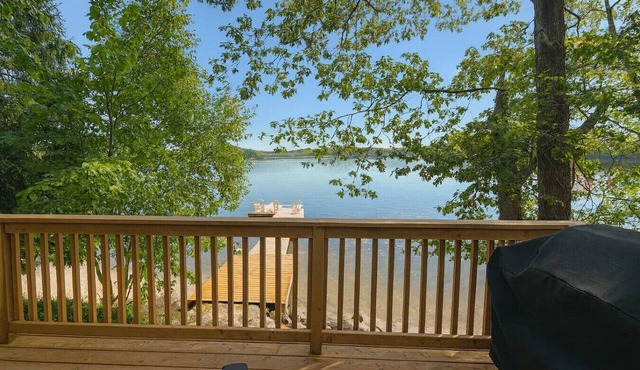 Muskoka Waterfront Cottage on Three Mile Lake in Utterson