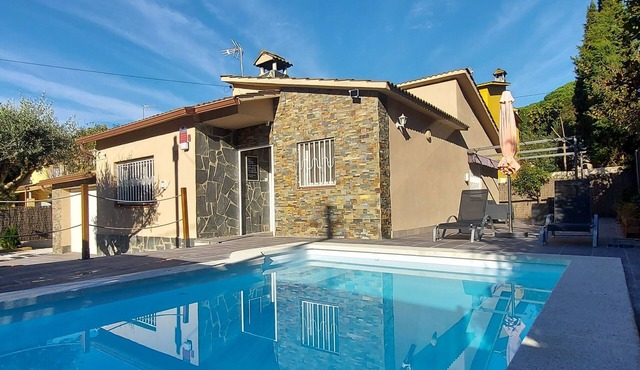 Near Barcelona and 3 Natural Parks, House, swimming pool, barbecue and garden.