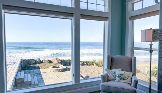 Oceanfront Escape. Cozy & Modern Beach House. Sleeps 10 in Lincoln Beach