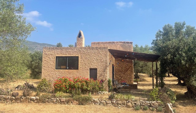 Off-grid paradise between the mountains and sea, between age-old olive groves
