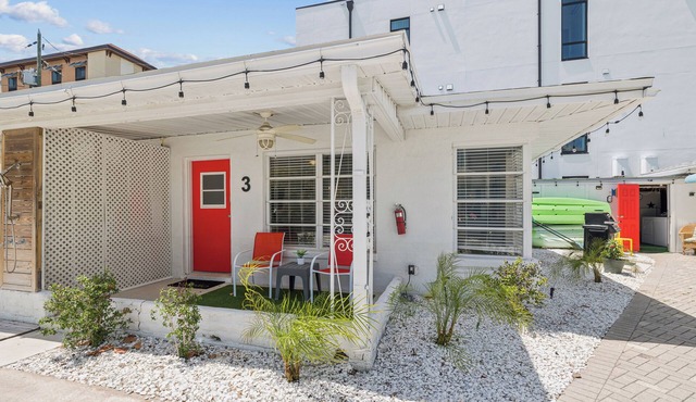 One Bedroom Villa with full kitchen On Clearwater Beach steps from the water. in Clearwater