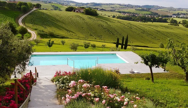 Ostra Villa - Sleeps 8 - Pool - Garden - Parking in Ostra