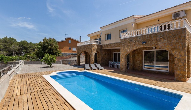 Pet-Friendly Holiday Home "Villallop" with Mountain View, Pool & Wi-Fi