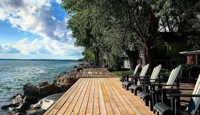 Point Pelee Water Access + Fire Pit | Sleeps 8 in Leamington