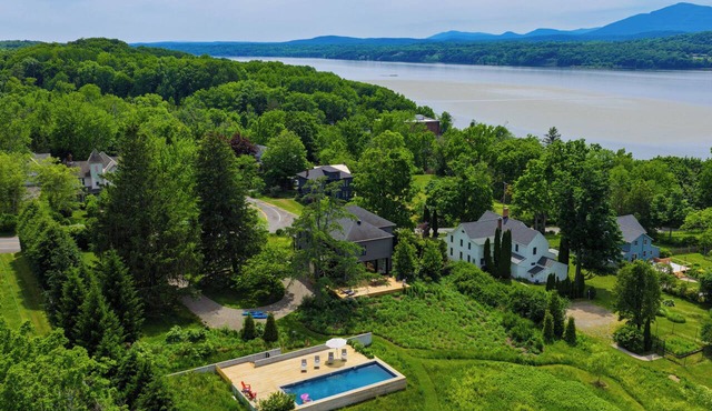 Pool + Deck Dining + BBQ | Kayaks + EV Charger Catskills View | River View in Germantown