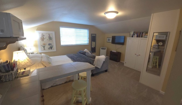PRIVATE and PEACEFUL living unit, with a view of Mt. Rainier. Close to downtown. in Puyallup
