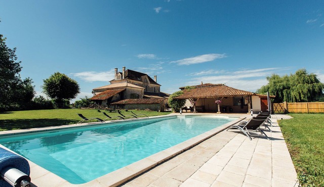Private Country house surrounded by vines, with a private pool. Up to 20 people in St Germain de Vibrac