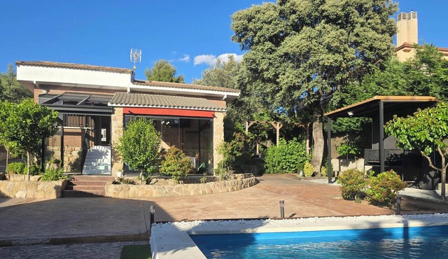 Private chalet with pool, barbecue and fireplace, 1 hour from Madrid