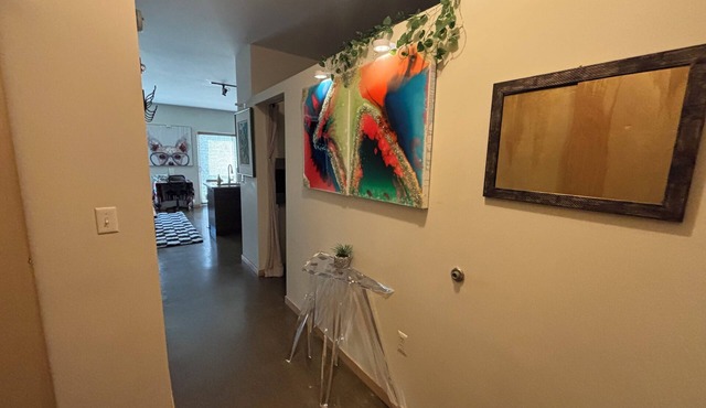 Private Charming Midtown 1-bedroom apartment in amazing Detroit with WiFi, AC in Detroit