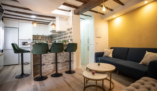 Recharge your batteries!Charming and cozy town house 7 minutes walk from the center and five from the river. Completely renovated in a retro style, preserving the natural stone and decoration brought from all over the world.Perfect to rest with great det