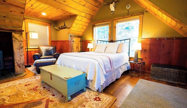 Red Hills Retreat — Upper Carriage House in Newberg