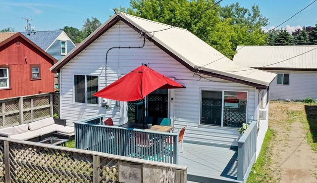 Remi-Loo's Bay Escape: Cottage in Sunset Bay in Sunset Bay