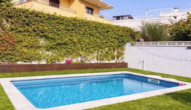 Rest by the beach. Private swimming pool