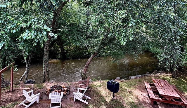 River Front Log Cabin- Hot Tub-Tubing on the River, Pet Friendly. in Blairsville