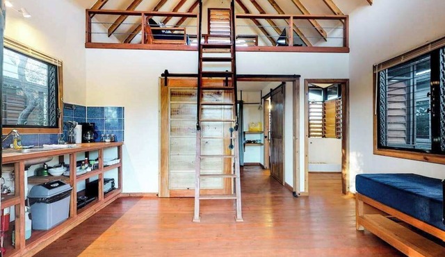 Romantic cabana with veranda, hammock, partial AC & WiFi - walk to the beach in Placencia