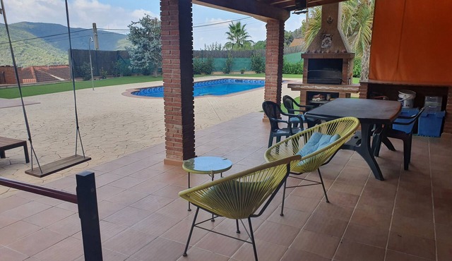 Room with private bathroom . house in the countryside 25 minutes from BARCELONA