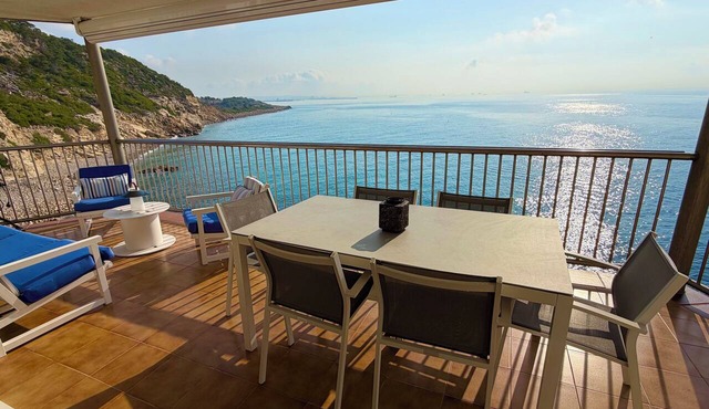 Salou: Beautiful air-conditioned apartment with a 180° ocean view, direct beach access, Wi-Fi, and a garage