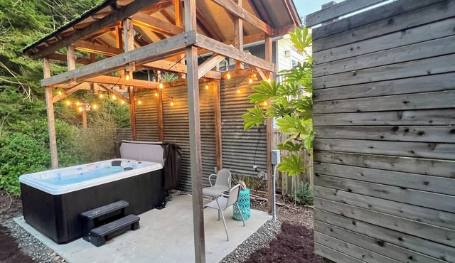 Scenic Whidbey Island Escape, Walk to Beach, ADA accessible + Dog Friendly w/NEW four person hot tub. in Clinton