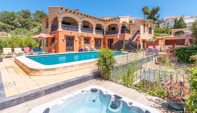 Self contained, comfortable, large pool, WIFI, Satellite TV and all amenities in Benissa