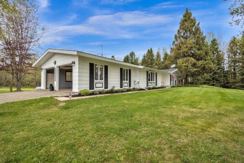 Serene Riverside Retreat in Little Suamico