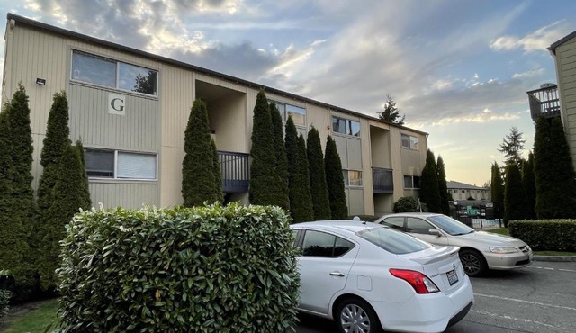 Shared Space with Private room in Beautiful Lakefront Apartment in Federal Way