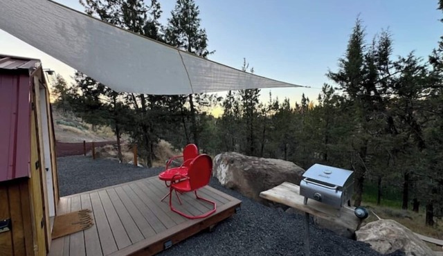 Solar powered little cabin. Private deck and remote setting; minutes from town. in Redmond