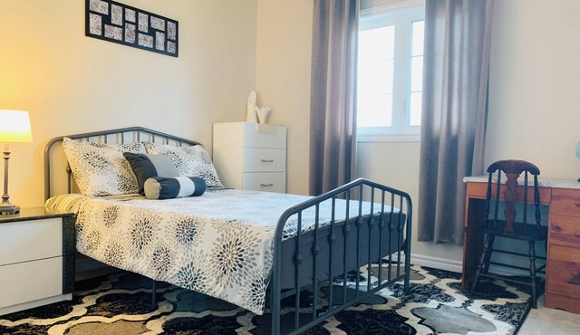 Spacious 4BR+2.5 bathrooms+Fenced Yard, WiFi. Enjoy a peaceful getaway in Kingston