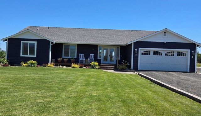 Spacious County home, lg yard & patio w/mountain views. Near trails & wineries in Cowiche