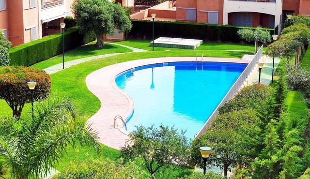 Spacious Duplex 300m from Beaches, Includes Parking
