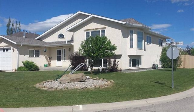Spacious fully furnished home in Pincher Creek - up to 14 people comfortably! in Pincher Creek