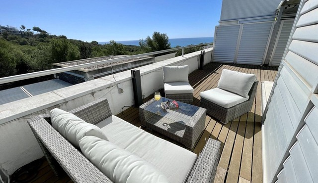 Spacious house with pool, AC, and garden near Vilanova Beach