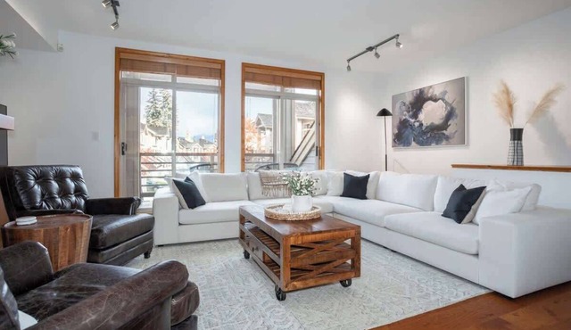 Spacious Townhome, Golf Course Setting, Hot Tub! in Whistler
