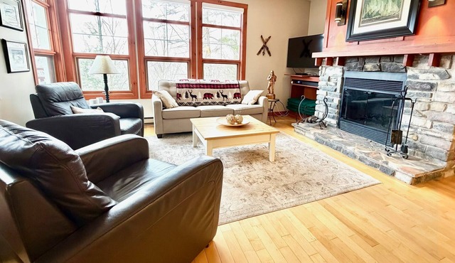 Spacious Tremblant Condo - Pools & Hot Tubs, Steps to Ski/Golf/Bike/Hike - 8 ppl in Mont-Tremblant