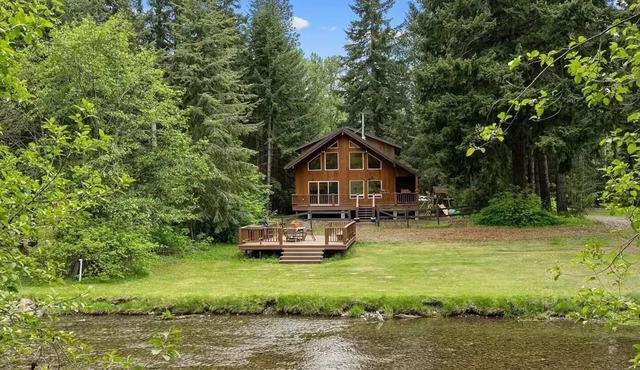 Starlight Riverfront Lodge - Directly on the Yakima River with a Hot Tub in Easton