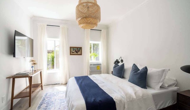 Studio Hideaway in Beachwood in Los Angeles