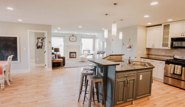 Stunning Views From This Beautiful Home in the Country! 30 min from Waterton. in leavitt
