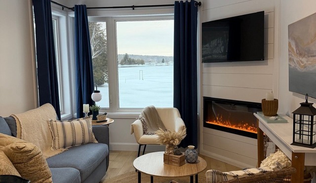 Tranquil 1-bedroom cottage with AC in welcoming Seeley's Bay on the waterfront in Seeley's Bay