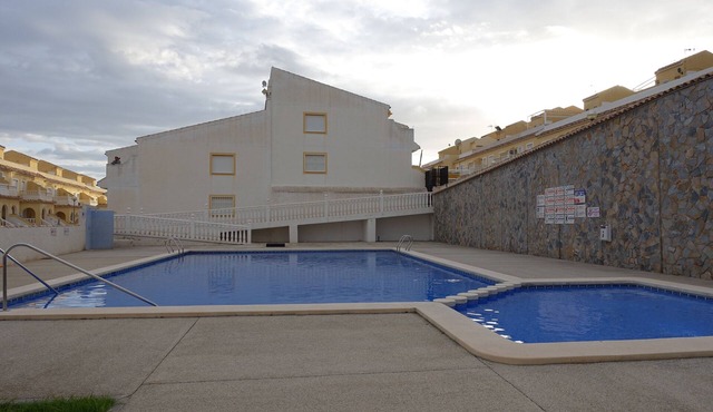 Two Bed, ground floor apartment, AIr-Con, wifi, communal pool.