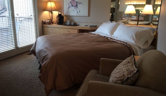 UPSTAIRS MASTER SUITE ON THE 6TH GREEN in Redmond