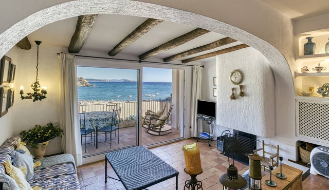 Vacation Apartment "Mediterranean Paradise" near the Beach with Terrace and Wi-Fi in Begur