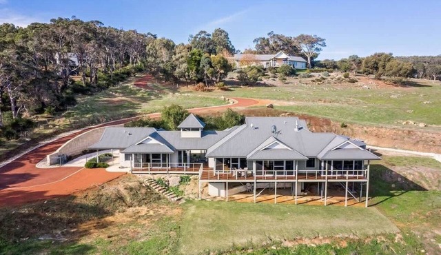 Valley Views—Elevated Hilltop Escape near Beaches in Yallingup