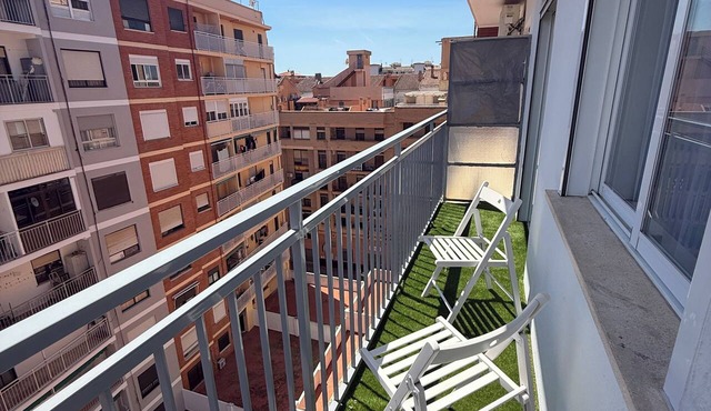 Vega Apartment - Spacious, Sunny, and with a Balcony
