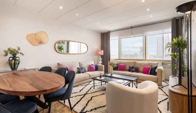 Vibrant 2-Bed Apartment for 4 in Madrid