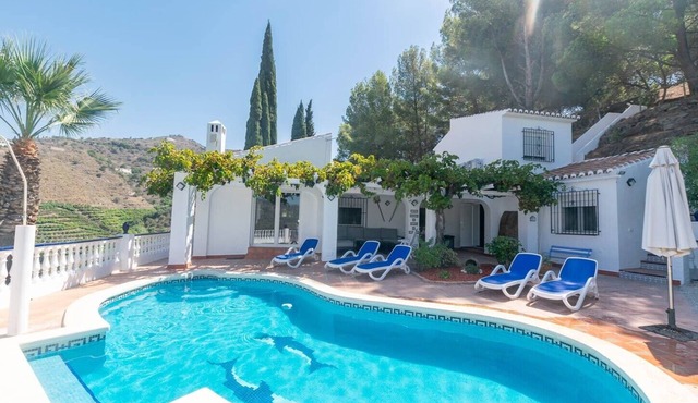Villa 'Casa Chatsee' with Mountain View, Wi-Fi and Air Conditioning in Torrox