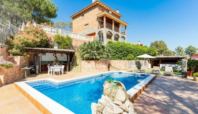 Villa Del Cel - Four Bedroom Villa, Sleeps 10