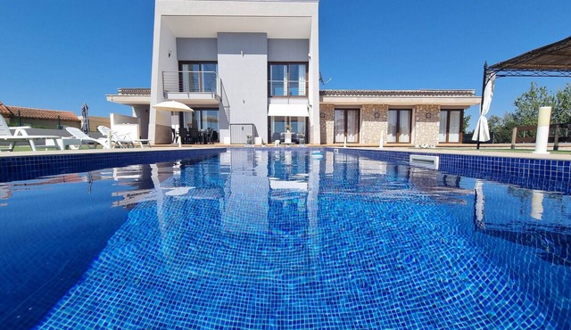 Villa Nimaf in Marratxí with Pool and Garden