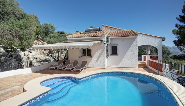 Villa with private pool, terrace and porch overlooking the sea.